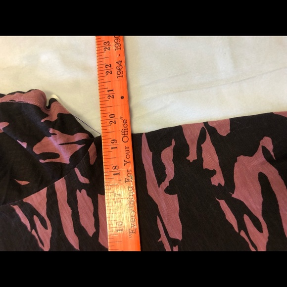 Monrow Pink & Brown Camouflaged SS Crewneck. Size XS - Picture 8 of 9